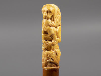 Трость. Ручка с животными. Кость, резьба, дерево. Китай. ХХ в. Длина 91,5 см. 
Следы бытования. 