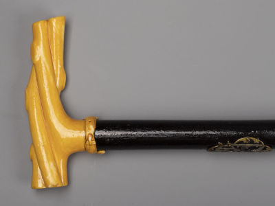 Трость. Ручка веточки. Слоновая кость, дерево, накладка . ХХ в. Длина 93,5 см. 
Потемнение 