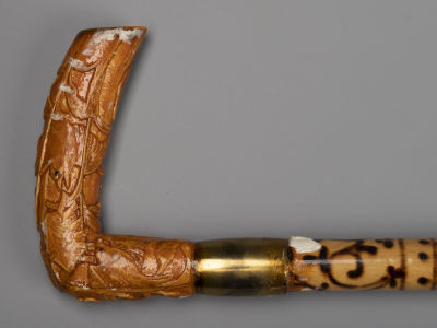 Трость. Птицы на ручке. Кость, дерево, латунь. Китай (?) ХХ в. Длина 89,5 см. 
Трещины на 