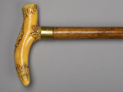 Трость. Резная ручка. Кость, дерево, латунь. ХХ в. Длина 90 см. 
Трещины на костяной части 