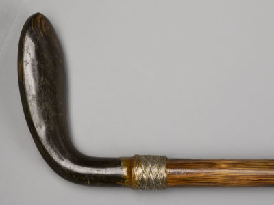 Трость &laquo;крючок&raquo;. Гладкая ручка. Переплетение, бамбук. ХХ в. Длина 92 см. 
Следы бытования. 