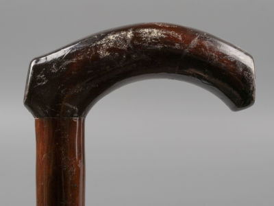 Трость. Просечка металлом. Дерево, латунь. Кавказ. ХХ в. Длина 89 см. 
Следы бытования. 