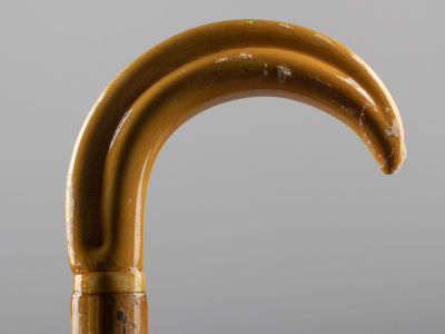 Трость &laquo;крючок&raquo;. London style. Гладкая ручка. Слоновая кость, дерево. ХХ в. Длина 87 см. 
Следы 