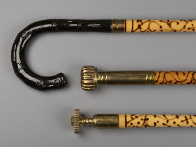 Трости (3 шт.). Дерево, латунь, бамбук. ХХ в. Длина 90,5 см., 92 см. 
Следы бытования. 