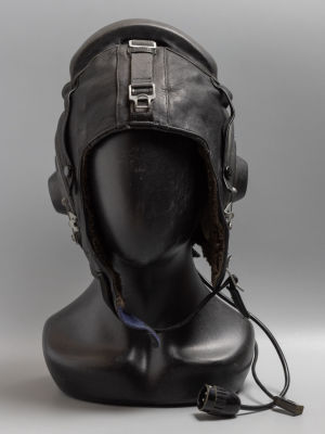 Шлем летчика ВВС СССР. Кожа, мех. 1974 г. Размер 58. Следы бытования. В целом хорошее состояние.