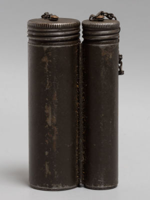 Масленка оружейная. Двойная. Металл. Западная Европа. 1940-е гг. Размер 9,5х5,5х2,7 см. 
Следы 