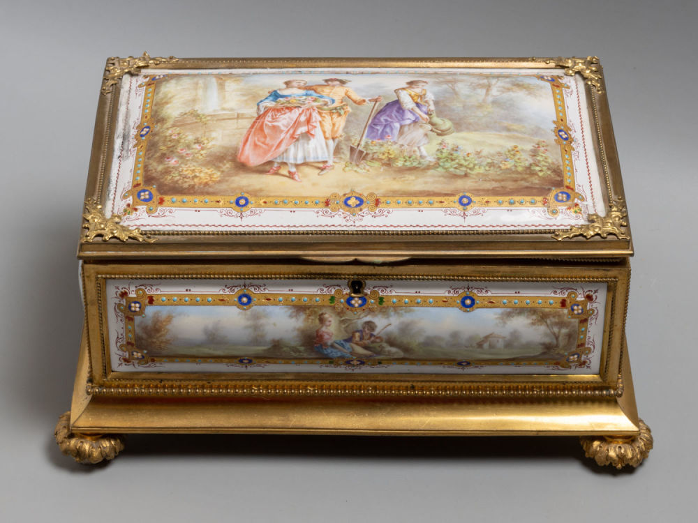 Шкатулка для украшений. Бронза, позолота, роспись эмалями, монтировка. Франция XIX в. Размер 