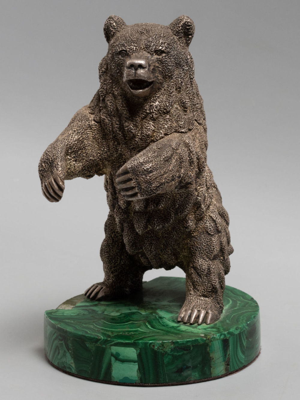 Малахит Медведь, Шкатулка. Нач. ХХ в. Размер: высота 14 см., диаметр основания 9 см. 
Скол 