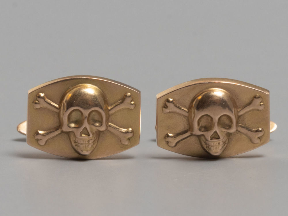 Запонки. Череп с костями. Нач. ХХ в. Размер 18х13 мм. 
Незначительные следы бытования.