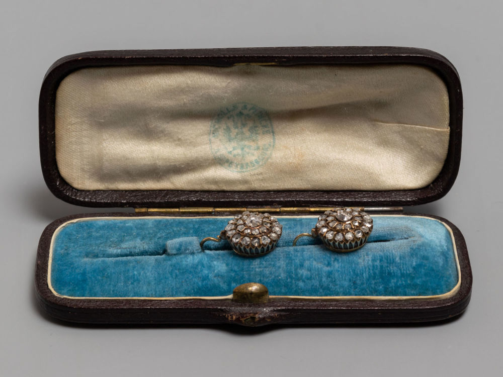 Серьги. В старинном футляре. Кон. XIX – нач. ХХ в. Футляр Nichose &amp; Plinke. Диаметр 1,3 см. 