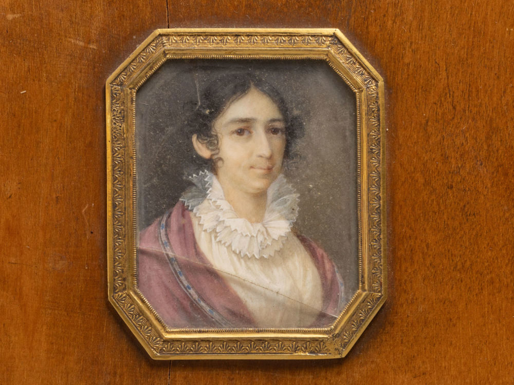 [Миниатюра] Живопись на кости. Женский портрет. В раме. Кость, латунь, дерево. Россия. XIX в. Ра 