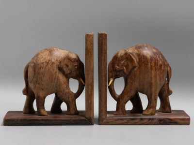 Парные букенды. Слоны. Дерево, резьба. ХХ в. Размер 13х13х6 см. 
Незначительные загрязнения. 