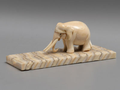 Мамонт. Статуэтка. Кость, резьба. Тобольск (?) ХХ в. Размер4,3х10,3х4,5 см. Бивень мамонта 