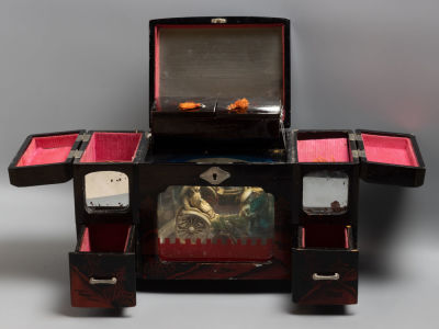 Шкатулка с окимоно "Рикша" внутри. Папье-маше, роспись, кость, ткань. Япония. ХIХ в. Размер 