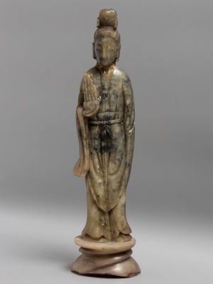 Китай. Гуань Инь. Мыльный камень. Резьба XIX в. Высота 29 см. 
Общие потертости, царапины. 