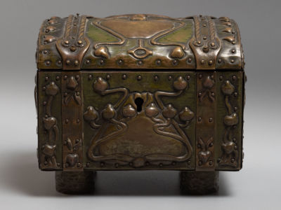 Шкатулка в стиле Модерн. Дерево, басма. Нач. ХХ в. Размер 10,5х9,5х12,5 см. 
Крышка не 