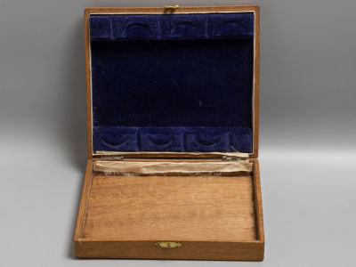 Коробка для столовых приборов. Дерево, бархат, ткань. Нач. ХХ в. Размер 3,3х16,3х18,3 см. 