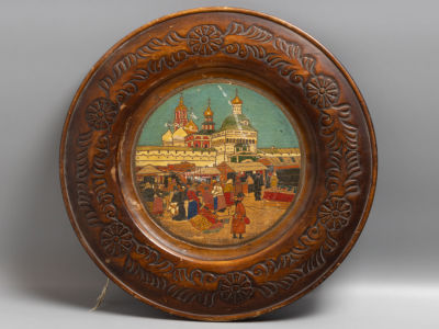 Сергиев-Посад. Кремль. Панно. Дерево, резьба, роспись. Кон. XIX в. Диаметр 34,5 см. 