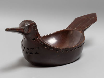 Хотьково (?). Декоративный ковш &laquo;Утица&raquo; Дерево, резьба. Сер. ХХ в. Размер 6,5х22х8,5 см. 