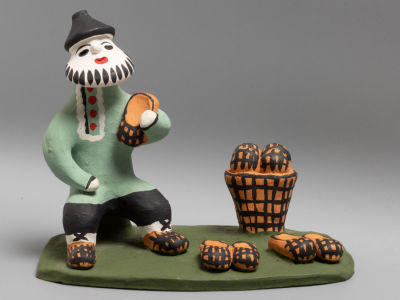 Каргопольский промысел. Лапотник. Беломорские узоры. Глиняная игрушка. С этикеткой. 1980-е гг. Р 