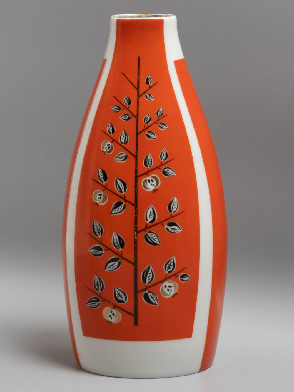 Худ. Гусева Н.Б. Ваза &laquo;Яблоня&raquo; В авторской росписи. Фарфор ЛФЗ 1960-1970-е гг. Размер 22х7,3х8 