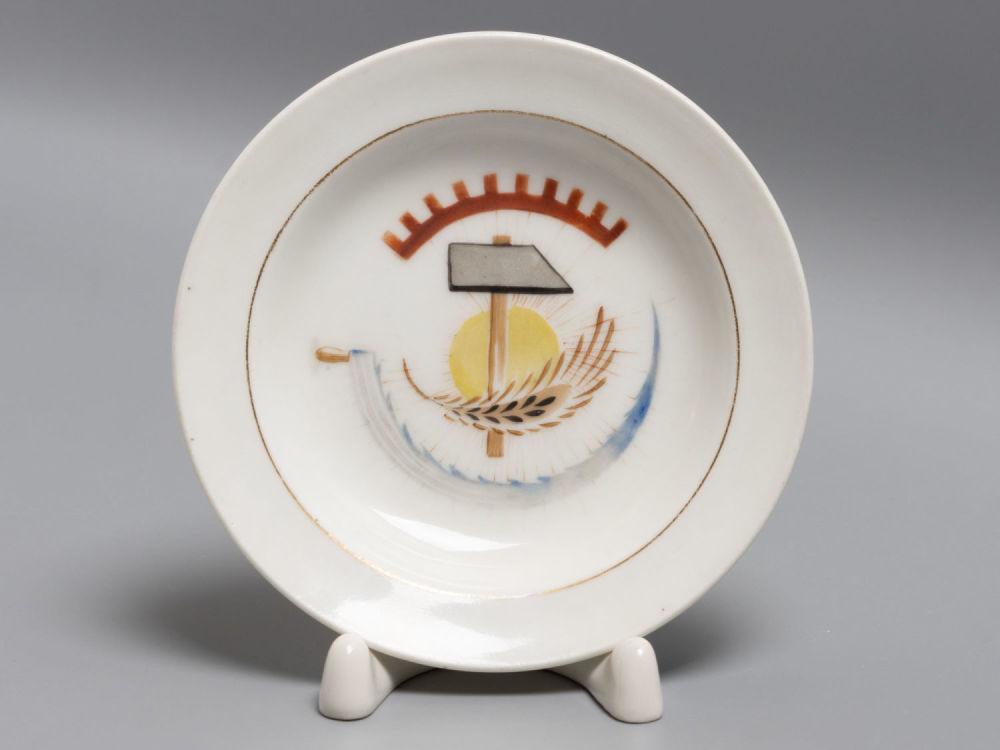 [Агитфарфор] Авт. Вильде Р.Ф. Розетка для иголок. Фарфор ГФЗ-ЛФЗ 1920-е гг. Диаметр 10 см. 