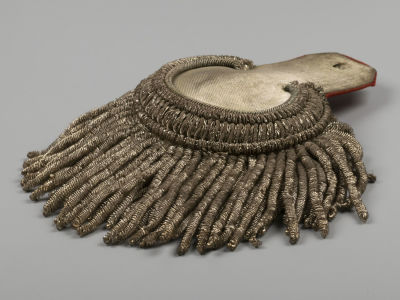 Эполет полковника гвардейских пехотных полков. Картон, шерсть, серебряный галун, серебряная 