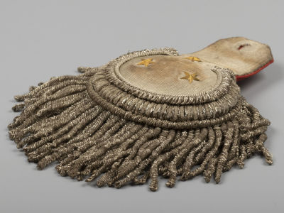 Эполет штаб-офицера гвардейских пехотных полков. Картон, шерсть, серебряный галун, серебряная 