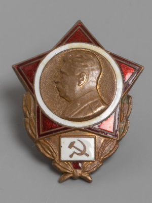 Знак. Сталин. Латунь, гор. эмаль. СССР 1950-е гг. Размер 35х27 мм. Шайба "Московский Монетный 