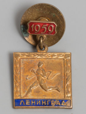 Знак. Бег. Латунь, гор. эмаль. ЛМД, Ленинград 1959 г. Размер 32х20 мм. Шайба "Монетный двор". У 