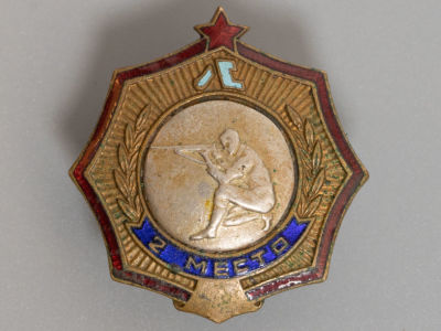 Знак. Стрельба. 2-е место. Латунь. гор. эмаль. Ленинград 1950-е гг. Размер 32х30 мм. Шайба "з-д 