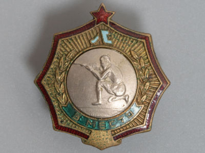 Знак. Стрельба. 3-е место. Латунь. гор. эмаль. Ленинград 1950-е гг. Размер 33х30 мм. Шайба "ОТУ 