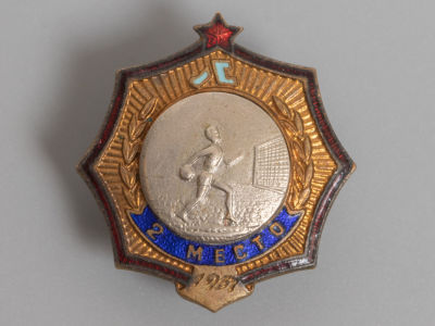Знак. Гандбол. 2-е место. Латунь. гор. эмаль. Ленинград. 1957 г. Размер 32х30 мм. Шайба "з-д 