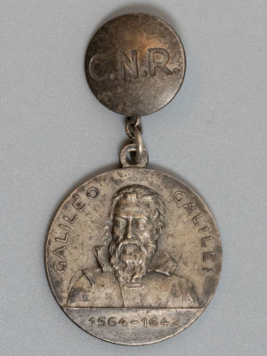 Знак. Галилео Галилей. VIII сессия астрономов в Риме Италия 1952 г. Диаметр 26 мм. Металл. 