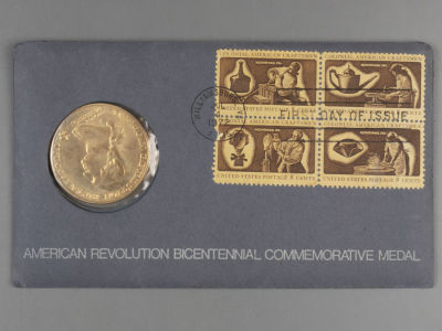 США. Памятная медаль посвященная Американской революции в конверте с гашением Первого дня. 