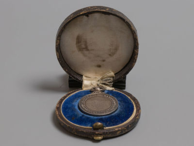 Памятная медаль сотрудника С-Петербурго-Варшавской Ж.Д 1852-1862. №249. Серебро. XF- В родной 