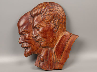 Барельеф. Ленин и Сталин. 1930-1940-е. Дерево, резьба, морилка. Размер 32х26,5 см На лицевой 