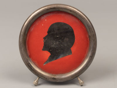Настольный сувенир. Профиль Ленина. 1947. Металл, стекло, зеркало, краска. Диаметр 10 см. На 