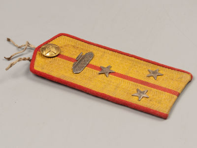 Погон. Старший лейтенант Бронетанковых войск образца 1943. Размер 15х6,5 см. 
Следы бытования. 