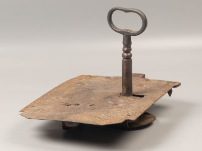 Ключ с замком. XVIII в. Металл. Размер 30,5х21х23 см. Ржавчина.