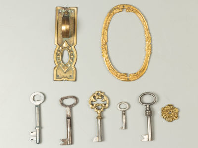 Мебельная фурнитура и ключи. Рубеж XIX-ХХ вв. Металл. Ручка от шкафа. Длина 10 см. На 