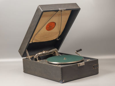 Патефон. Ленинградский патефонный завод. 1940-е. Иглы и 4 пластинки в комплекте. Рабочее состояние.