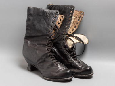 Сапожки женские. Кожа. Нач. ХХ в. Размер: 38, высота голенища 25,5 см., на узкую ногу. 
Следы 