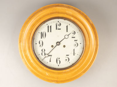 Часы настенные. Круглая форма. HAU. Германия, до 1939. Дерево, металл, стекло. Диаметр 38 см. 