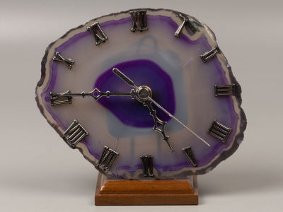 Часы настольные. Tigre. Китай (?), конец ХХ века. Агат фиолетовый, металл, пластмасса, дерево. 