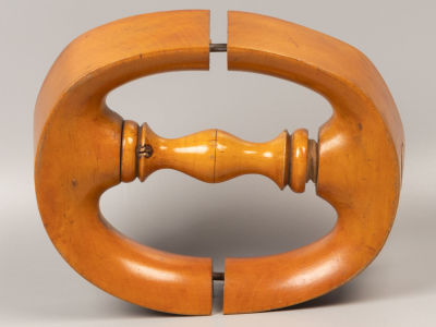 Болванка под шляпу. Нач. ХХ в. Дерево, металл, токарная работа, лак. Размер 19х15х5 см 