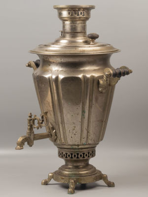 Самовар жаровой. С медалями фирмы Шемариных. Тула, посл. чет. XIX в. Латунь, никелировка. Высота 