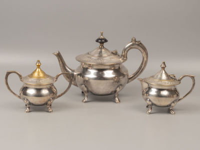 Чайник, сахарница, сливочник. Набор. ХX вв. Латунь, серебрение. Чайник. Размер 16,5х22,7х13 см. 