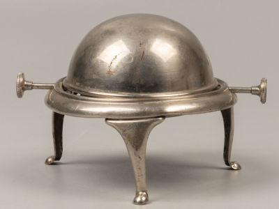 Икорница с закрывающейся крышкой. Европа (?). Кон. XIX - нач. XX вв. Стекло, металл. Размер 8 