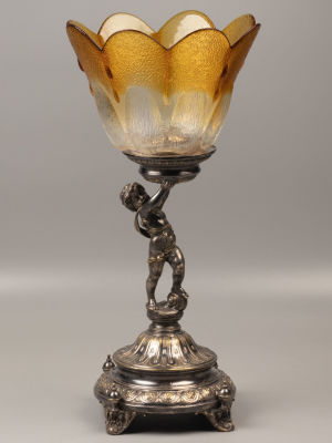 &laquo;NORBLIN & Co&raquo; Ваза. Путти с цветком. Варшава, 1860-1870. Латунь, гальваника, цветное стекло. Вы 